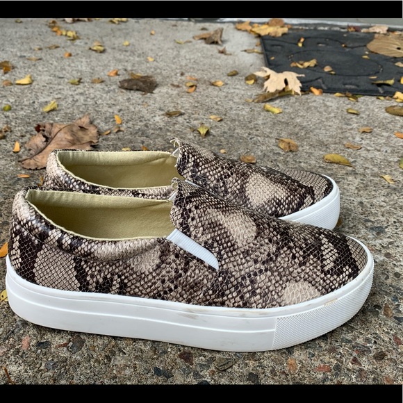 Super cute snake print American eagle slide ons - Picture 1 of 5